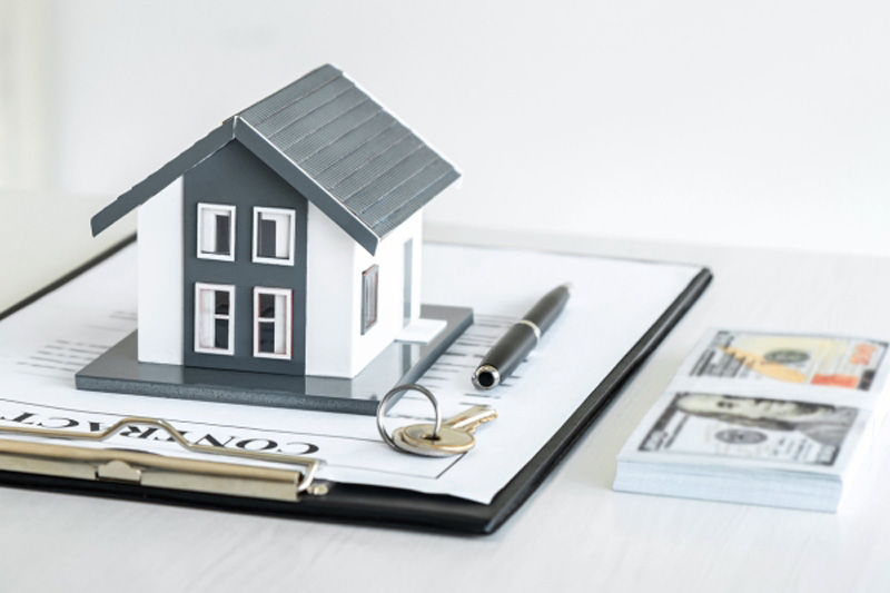 Immobilienmakler-Ginnheim-Haus-verkaufen Kleines Haus steht auf Vertrag und neben dran liegt Geld zum Haus verkaufen